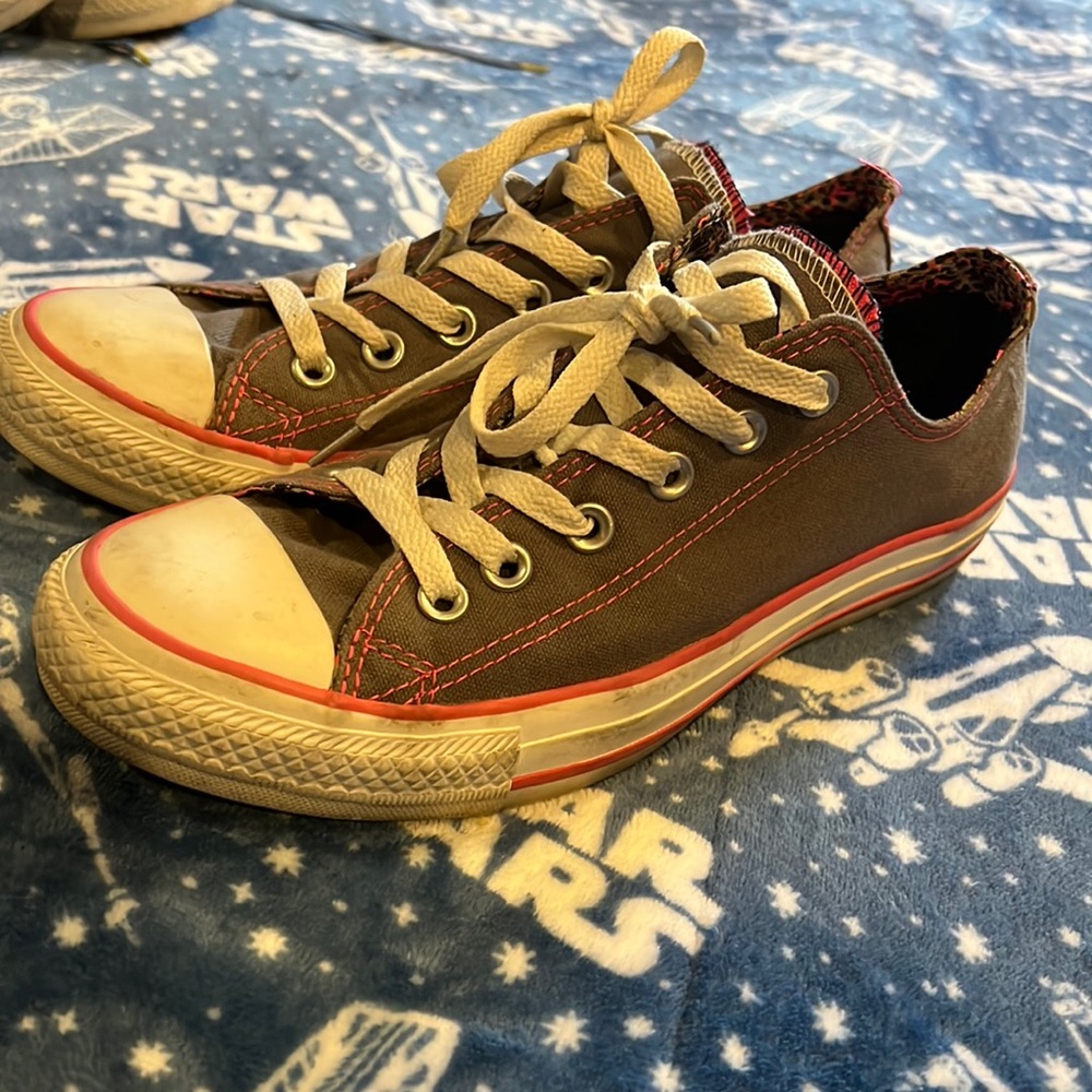 Converse Chuck Taylor’s gray and pink low tops size 9 women’s